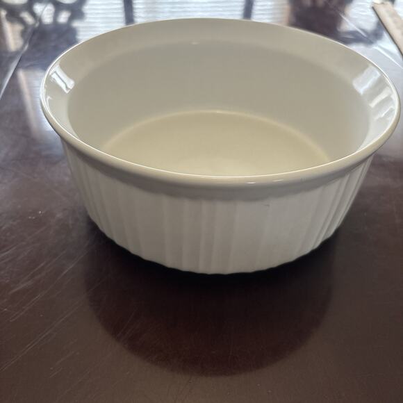VTG CorningWare French White 2.5 Liter Round Casserole Dish- No‎ Lid - Picture 1 of 5